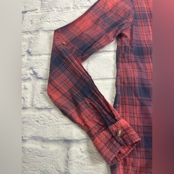 American Eagle Outfitters Red and Black Plaid Shirt. Boyfriend Fit. Size Small. - Picture 4 of 9